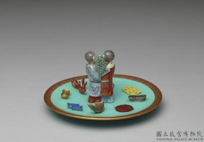 图片[3]-Incense stick holder in the shape of the Twin Immortals of Union and Harmony with the Eight Treasures in famille rose on a green ground, Qing dynasty, Qianlong reign (1736-1795)-China Archive